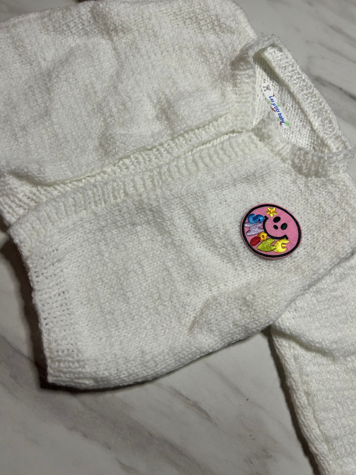 Gilet bébé écru avec écusson sourire – 18 mois