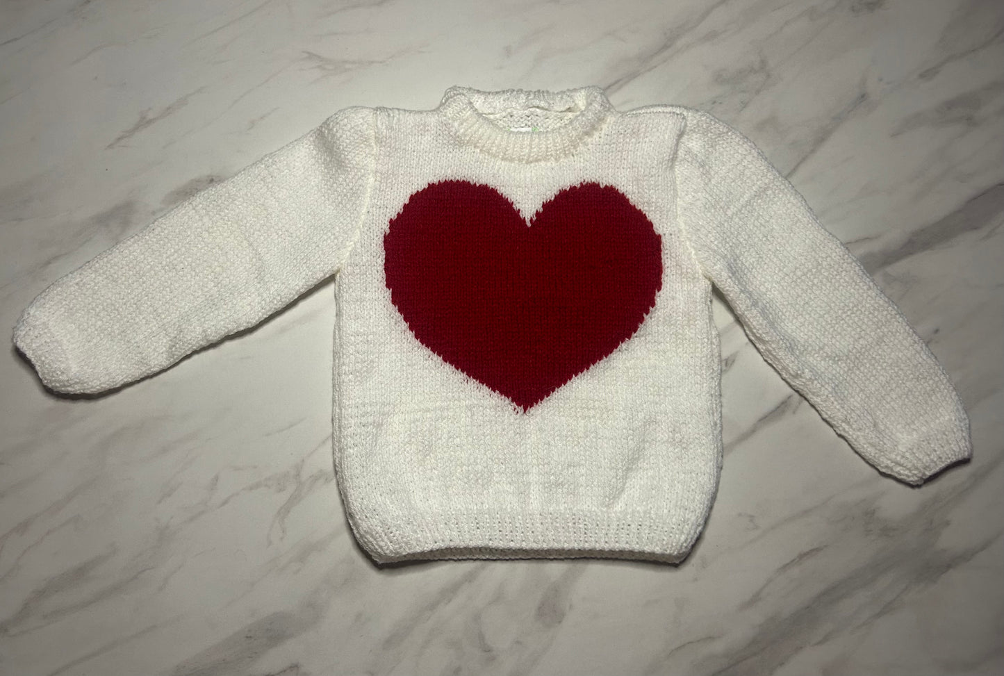 Pull blanc à coeur rouge - 4 ans