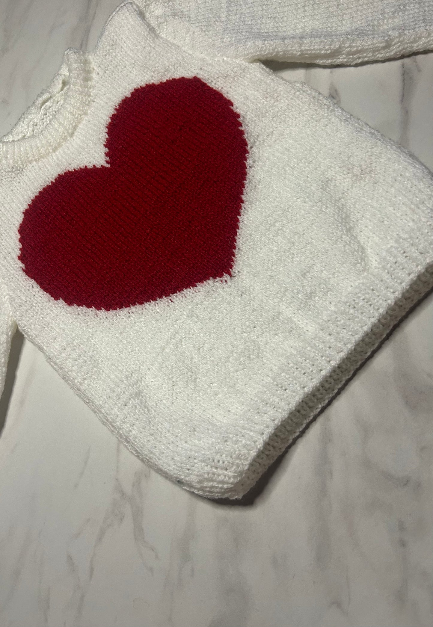 Pull blanc à coeur rouge - 4 ans