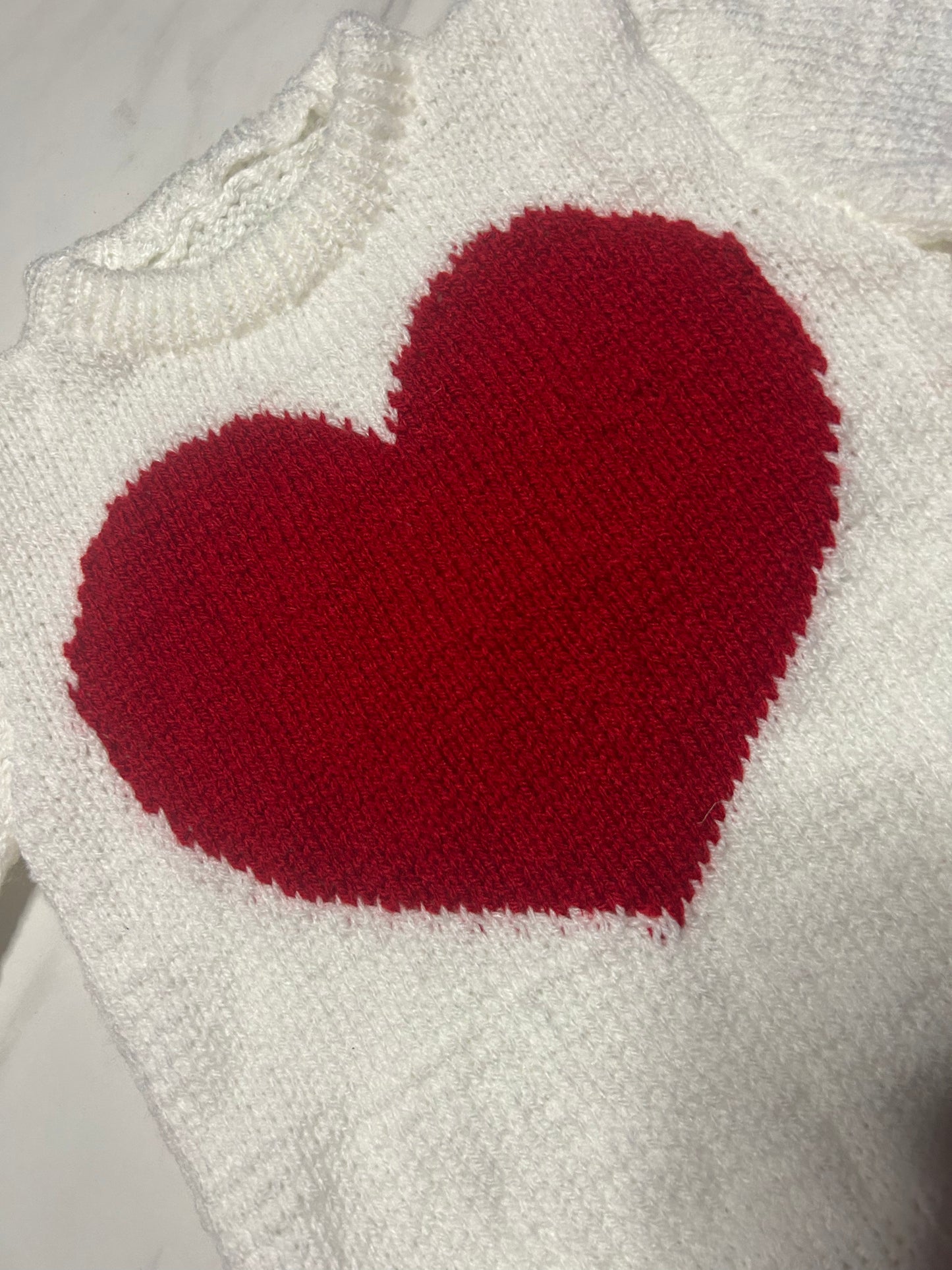 Pull blanc à coeur rouge - 4 ans